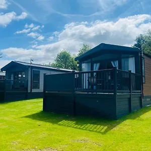 https://lilly-lodge-with-hot-tub.yorkshirehotels.net